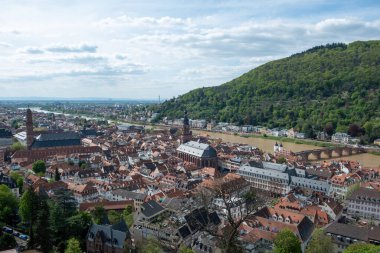 Almanya, Neckar Nehri ve Eski Köprü 'nün yanındaki Heidelberg geleneksel şehrinin hava manzarası. Schloss Heidelberg, saray, doğadaki kale.