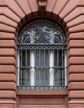 Geleneksel Alman mimarisi. Heidelberg City, Almanya 'nın kahverengi duvarına demir, siyah süs pencere ızgarası döşemiş. Koruma, güvenlik. Dikey