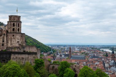 Almanya, Neckar Nehri ve Eski Köprü 'nün yanındaki Heidelberg geleneksel şehrinin hava manzarası. Schloss Heidelberg, saray, doğadaki kale.