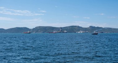 Elefsina Attica Yunanistan. Limandaki demirli gemi dalgalı deniz, tersane limanı, petrol rafinerisi, sanayi bölgesi, nakliye, konteyner, kargo.