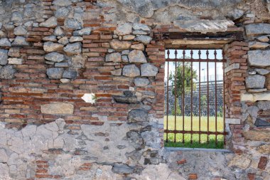 Elefsina, Attica Yunanistan. 2023 Avrupa Kültür Başkenti. Eski Olive Mill Fabrikası 'ndaki Açık Hava Tiyatrosu' nun paslı pencere ızgarasından bak.