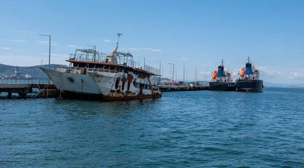 Elefsina Attica Greece Abandoned Burned Ship Moored Port Tilted Rusty — Stock Photo, Image
