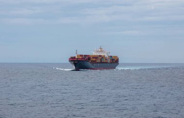 Dalgalı denizle dolu konteynır kargo gemisi limana ulaştı. Ticari ihracat ve lojistik, su taşımacılığı, ticari ticaret.
