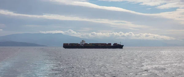 Cargo Porte Conteneurs Pleine Charge Traverse Mer Ciel Ouvert Tombée — Photo
