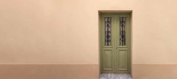 Серые Деревянные Закрытые Двери Решеткой Стекле Пустом Розовом Фоне Стены — стоковое фото