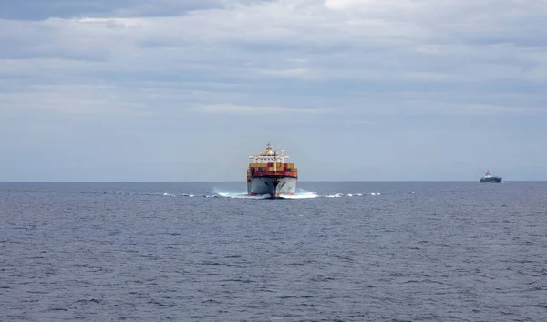 Conteneur Cargo Plein Chargé Mer Ondulée Atteint Port Importations Commerce — Photo