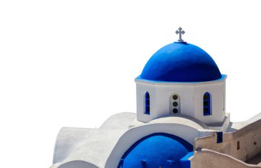 Beyaz arka plan, beyaz duvarlar ve mavi kubbe üzerinde izole edilmiş bir Yunan adasındaki kilise