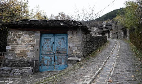 Edificio Tradicional Piedra Vieja Con Puerta Azul Madera Pelada Envejecida —  Fotos de Stock