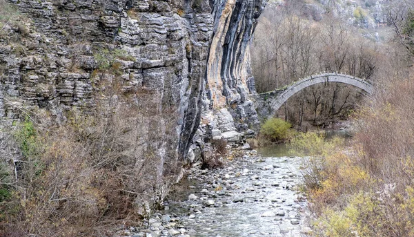 在希腊 Lazaridi Kontodimou中世纪在Vikos Canyon Epirus河上架起拱形石桥 落基冬季景观 干旱树背 — 图库照片