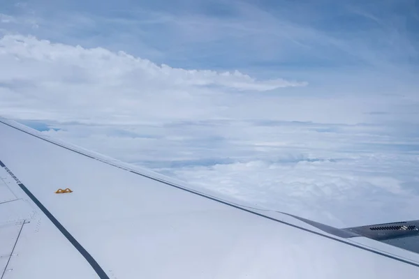 Flygplansvinge Och Moln Från Fönstret — Stockfoto