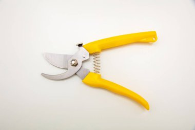 Bahçe budama makası açık sarı renk sapı beyaz arkaplanda izole, üst görünüm.