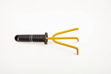 Bahçe tırmığı sarı renk beyaz arkaplanda izole, yukarıdan görünüm,