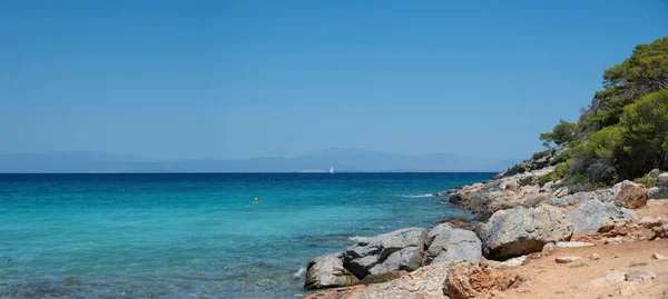 Isla Agistri Grecia Playa Rocosa Paisaje Cubierto Pino Aguas Cristalinas —  Fotos de Stock