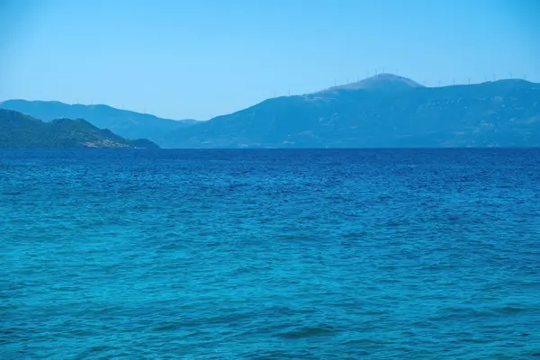 海の風景の背景 透明なギリシャの青空 夏の目的地 スペースの下の海水を誇る — ストック写真