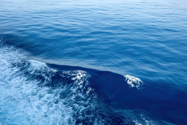 Rimpeling Golvende Zee Golf Met Schuim Achtergrond Textuur Close Uitzicht — Stockfoto