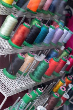 Bir askılık yakın görüntüde renkli iplik makaraları