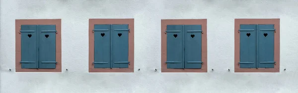 Okna Niebieskimi Zamkniętymi Drewnianymi Okiennicami Białym Kamiennym Tle Migawka Otworem — Zdjęcie stockowe