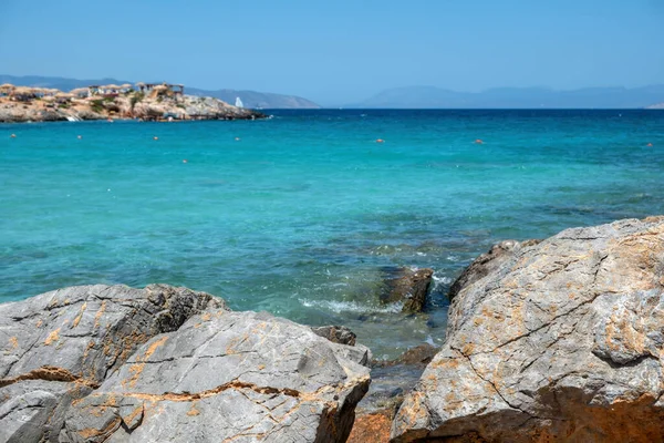 Playa Aponisos Grecia Isla Agistri Vista Despejada Roca Grande Orilla — Foto de Stock