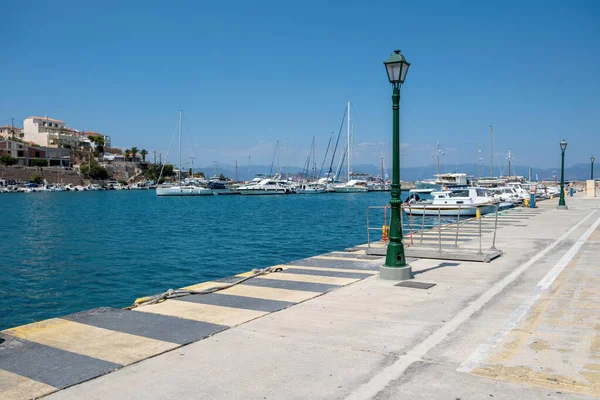 メガロチョリ ミロス ミロイ港アグスタ島ギリシャ 海辺の建物 ボラードとモールドヨット 落ち着いた海 青空と港 晴れた日 — ストック写真
