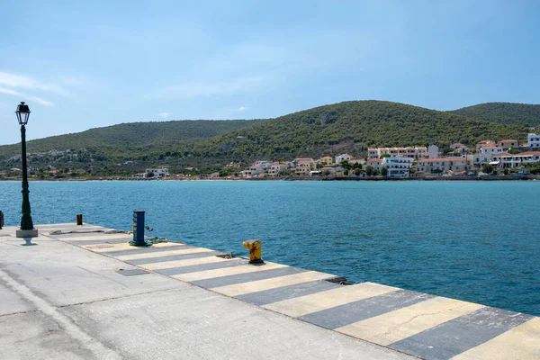 ギリシャ メガロチョーリ ミロス ミロイ港 アグスタ島 伝統的な海辺の建物 山の木 ボラード付きの港 静かな海 — ストック写真