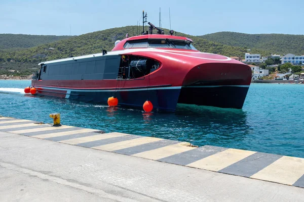 Fast Ferry Reaches Megalochori Milos Miloi Port Greece Agistri Island — Stock Photo, Image