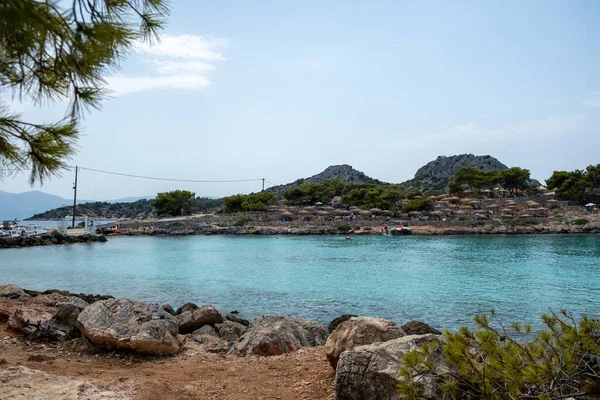 Playa Aponisos Destino Isla Agistri Grecia Playa Rocosa Con Pino —  Fotos de Stock