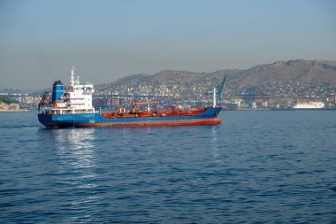 Konteynır kargo gemisi Yunanistan 'daki Pire limanına yanaştı. İthalat işi ve lojistik. Ticari ticaret ve ulaşım kavramı.