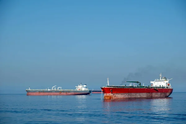装载的集装箱船离开希腊比雷埃夫斯港 进出口业务和物流 从船上烟囱冒出的烟 停泊在海上的船 — 图库照片