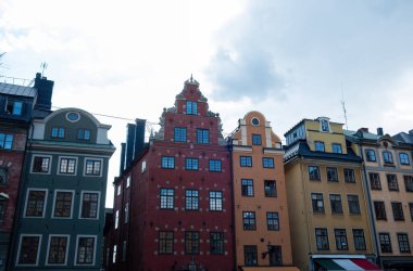 İsveç, Grand Square 'deki geleneksel renkli bina, Stortorget Stockholm' deki en eski halk meydanı Gamla Stan Old Town. Üst kısım