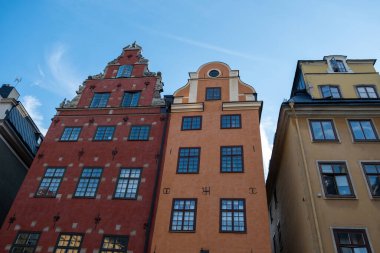 İsveç, Grand Square 'deki geleneksel heybetli bina Stortorget Stockholm' deki en eski halk meydanı Gamla Stan Old Town. Üst kısım, görünürde