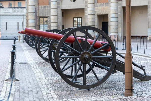 Stockholm İsveç. Gamla Stan 'deki Royal Palace' da üç top. Asfaltlı krallıktaki eski metal silah, tarihi dönüm noktası..