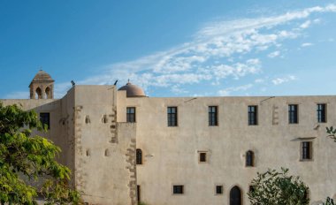 Hania Girit adasının dini varış noktası Yunanistan 'daki Kolymvari köyündeki Gonia Manastırı veya Panagia Hodegetria Manastırı. Mavi gökyüzü arkaplanı.