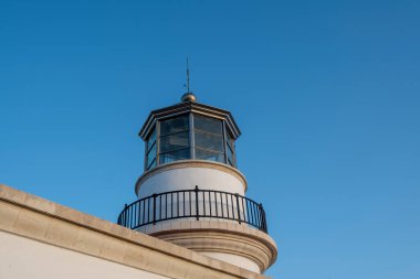 Gavdos Deniz Feneri, Girit Adası, Yunanistan. Mavi arka planda camla çevrili eski işaret fenerinin üst kısmı..