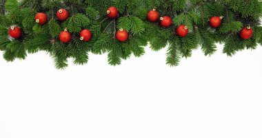 Beyaz arkaplanda kırmızı toplarla süslenmiş Noel ağacı kenarı, tebrik kartı şablonu