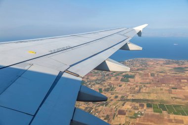 Yunan adası ve mavi Ege deniz havası uçak penceresinden görünüyor. Yunanistan üzerinde uçan uçak.