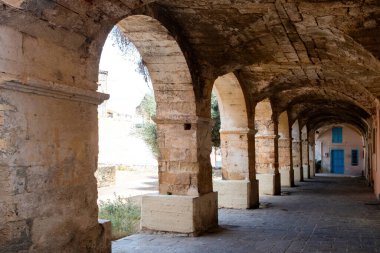 Girit adasındaki St. Nicholas eski manastırı, Chania Old Town, Yunanistan 'a gidiyor. Dar asfalt koridorlu kemerli taş duvar binası.