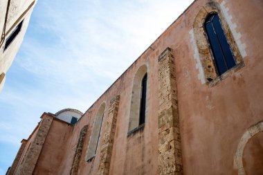 Girit adası, Chania Old Town, Yunanistan. Saint Nicolas Katedrali Kilisesi 'nin üst kısmı altında. Yaz tatili, güneşli gün.