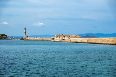 Girit Adası, Yunanistan. Deniz feneri, Venedik limanındaki fener Eski Chania kasabasında, mavi gökyüzü, güneşli bir gün..