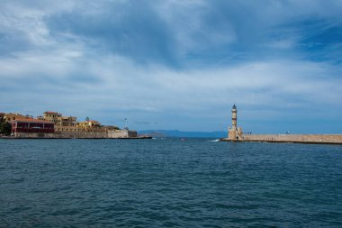 Girit Adası, Yunanistan. Deniz feneri, Venedik limanındaki fener Eski Chania kasabasında, mavi gökyüzü, güneşli bir gün..