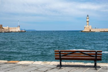 Girit Adası, Yunanistan. Deniz feneri, Venedik limanındaki fener Eski Chania kasabasında, mavi gökyüzü, güneşli bir gün..