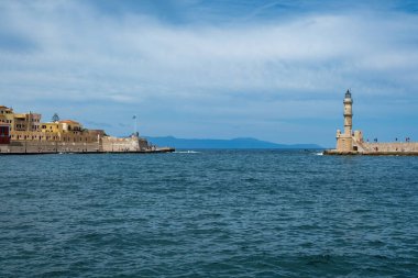 Girit Adası, Yunanistan. Deniz feneri, Venedik limanındaki fener Eski Chania kasabasında, mavi gökyüzü, güneşli bir gün..