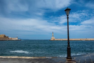Girit Adası, Yunanistan. Deniz feneri, Venedik limanındaki fener Eski Chania kasabasında, mavi gökyüzü, güneşli bir gün..