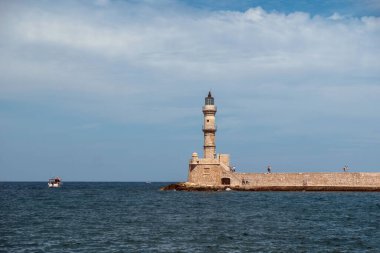 Girit Adası, Yunanistan. Deniz feneri, Venedik limanındaki fener Eski Chania kasabasında, mavi gökyüzü, güneşli bir gün..