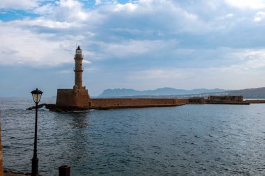 Girit Adası, Yunanistan. Deniz feneri, Venedik limanındaki fener Eski Chania kasabasında, bulutlu gökyüzü