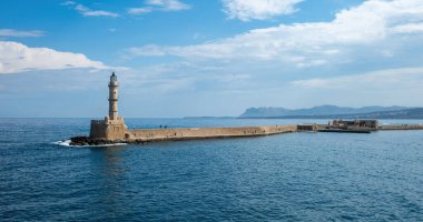 Girit Adası, Yunanistan. Deniz feneri, Venedik limanındaki fener Eski Chania kasabasında, mavi gökyüzü, güneşli bir gün..