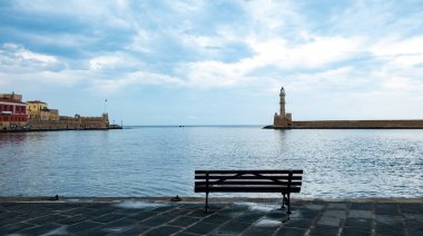 Girit Adası, Yunanistan. Deniz feneri, Venedik limanındaki fener Eski Chania kasabasında, bulutlu gökyüzü