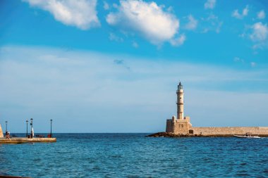 Girit Adası, Yunanistan. Deniz feneri, Venedik limanındaki fener Eski Chania kasabasında, mavi gökyüzü, güneşli bir gün..