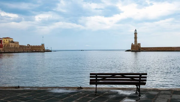 Girit Adası, Yunanistan. Deniz feneri, Venedik limanındaki fener Eski Chania kasabasında, bulutlu gökyüzü