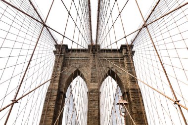 Brooklyn Köprüsü beyaz saydam, New York, Manhattan 'da izole edildi.