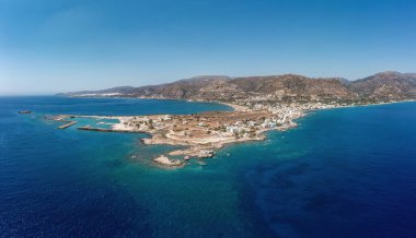 Yunanistan, Girit adası, Palaiochora kasabası. Hava aracı, kristal berrak deniz suyunun panoramik görüntüsü deniz kenarı binası, mavi gökyüzü. Yaz hedefi.